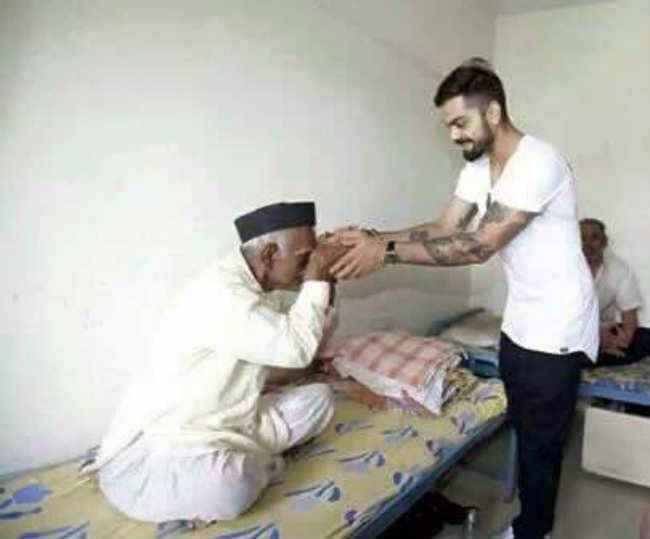 वृद्धों के साथ कोहली ने बिताया समय, अभालमाया के साथ मिलाया हाथ