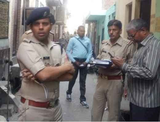 ग्रेटर नोएडा में बदमाशों को पकड़ने पहुंची पुलिस, फायरिंग में दरोगा शहीद