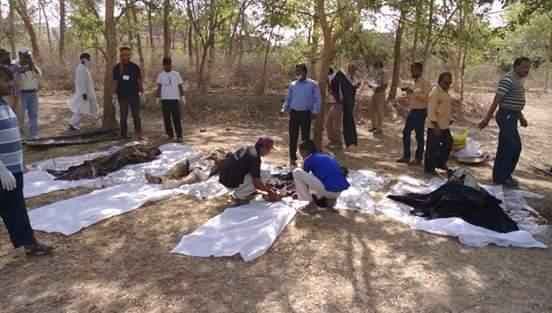 हजारीबाग : कब्र खोदकर बाहर निकाले गये शव