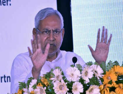 CM नीतीश की सभा में पंखा गिरने से महिला घायल