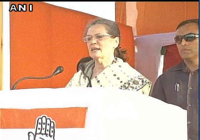 मोदी व ममता की मिलीभगत से बंगाल को खतरा: सोनिया गांधी