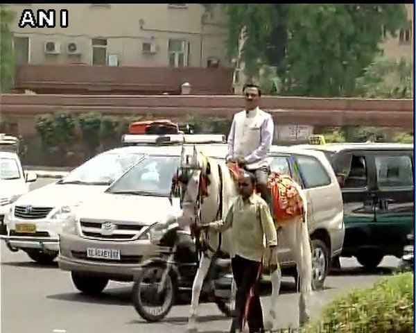 ODD-EVEN ''केजरी'' को BJP MP का जवाब : राम प्रसाद घोड़े से तो मनोज तिवारी साइकिल से पहुंचे संसद, VIDEO