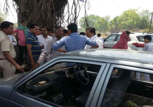 धनबाद : पेट्रोल पंप कर्मी की आंख में मिर्ची डालकर 10 लाख रुपये की लूट