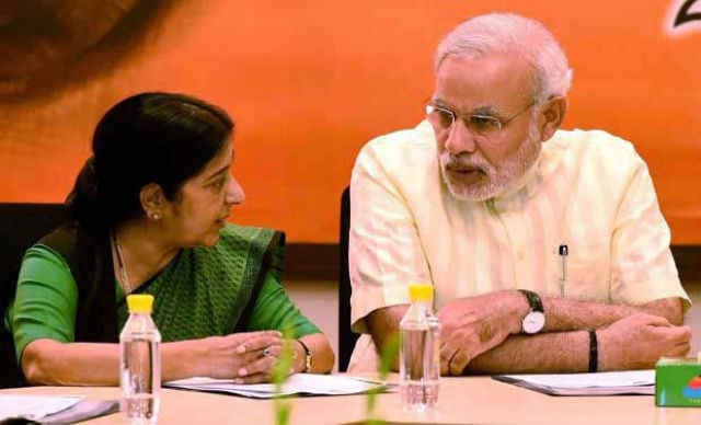 एम्स में सुषमा स्वराज को देखने पहुंचे PM MODI