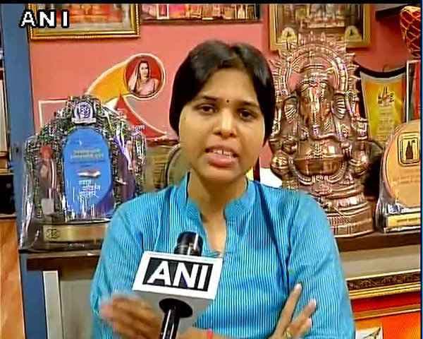 हाजी अली दरगाह की हुई घेराबंदी, तृप्ति‍ देसाई ने बॉलीवुड के ''खानों'' से भी की अपील