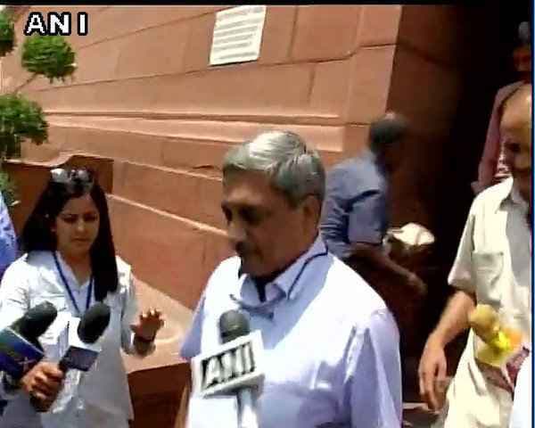 संसद :  अगस्ता वेस्टलैंड पर कांग्रेस के दस सवालों का जवाब संसद में देंगे पर्रिकर