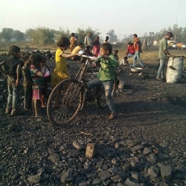 बाल श्रम से बेहाल कोयलांचल, पैसे के लालच में कोयला बेचने को मजबूर बच्चे