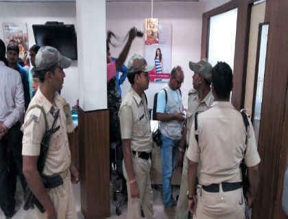 बैंक लुटेरों की तलाश, चार जिलों में छापे