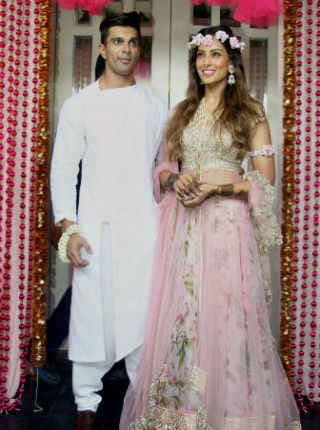 मेंहदी सेरेमनी में फूलों के गहनों से सजी बिपाशा, आज बनेंगी करण की दुल्हन