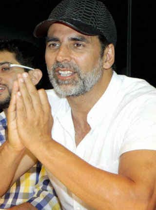 अक्षय कुमार संग सेल्‍फी लेना चाहता था फैन, बॉडीगार्ड ने मारा मुक्‍का