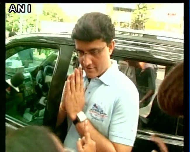 कोलकाता में सौरव गांगुली ने किया मतदान