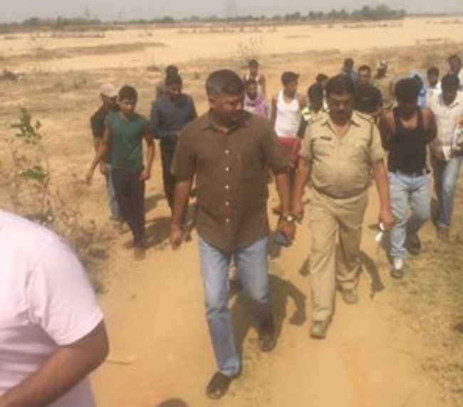 युवती की अधजली लाश बरामद, पुलिस छानबीन में जुटी