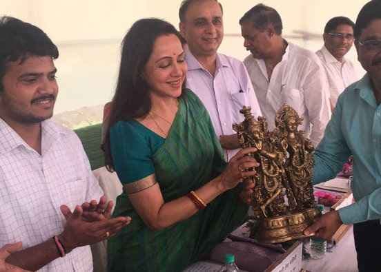 हेमा मालिनी की कार दुर्घटनाग्रस्त,किसी के हताहत होने की खबर नहीं