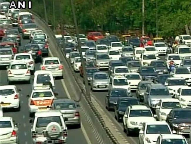 दिल्ली में टैक्सी चालकों के प्रदर्शन के कारण यातायात बाधित