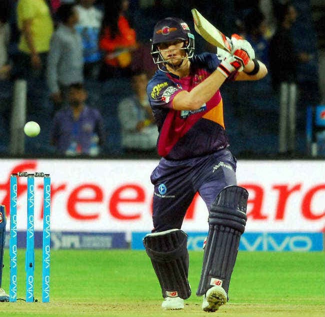 पुणे को एक और झटका, कलाई की चोट के कारण स्मिथ आईपीएल से बाहर