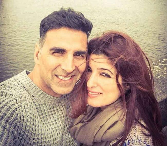 गर्मी से दूर बीच में सेल्‍फी लेते नजर आये अक्षय-ट्विंकल, तसवीर की शेयर