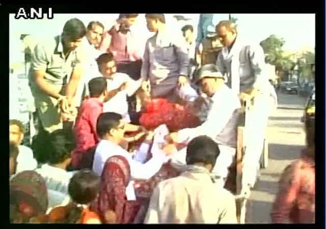 प्याज के गिरते कीमतों से परेशान किसानों ने बेचे 50 पैसे प्रति किलो प्याज