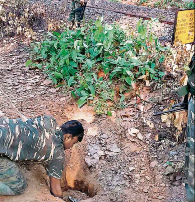 नक्सली बंद: रेल ट्रैक पर 25 किलो का बम, बची सैकड़ों की जान