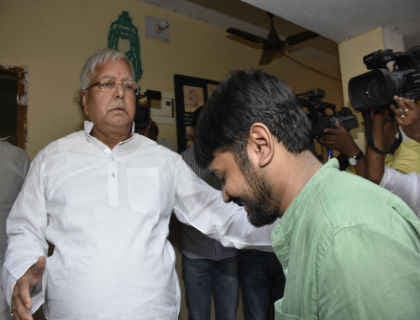 लालू के पांव छूते कन्हैया को लेकर मचा बवाल, सोशल मीडिया पर फोटो VIRAL