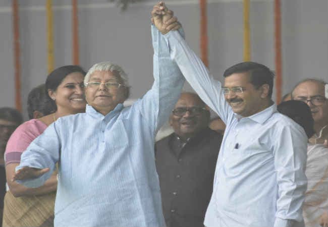 लालू बोले, केजरीवाल कोई फिल्म की हिरोइन नहीं कि गले लगाऊं