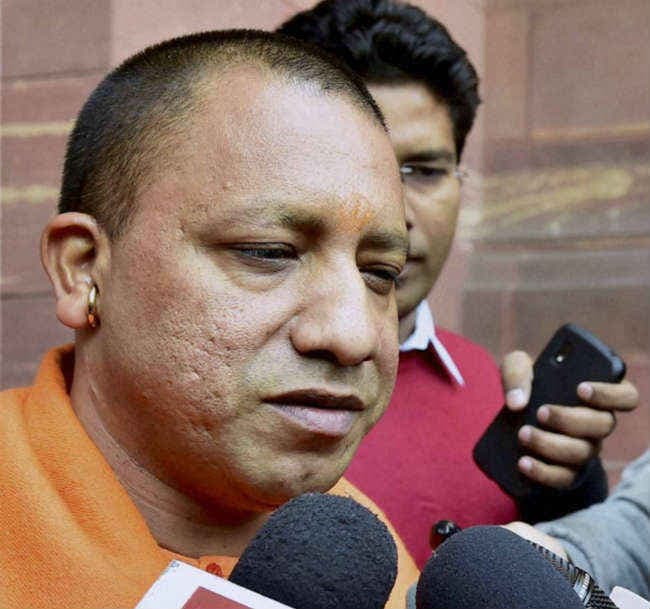 आजम खान को पागलखाना भेज देना चाहिए : योगी आदित्‍यनाथ