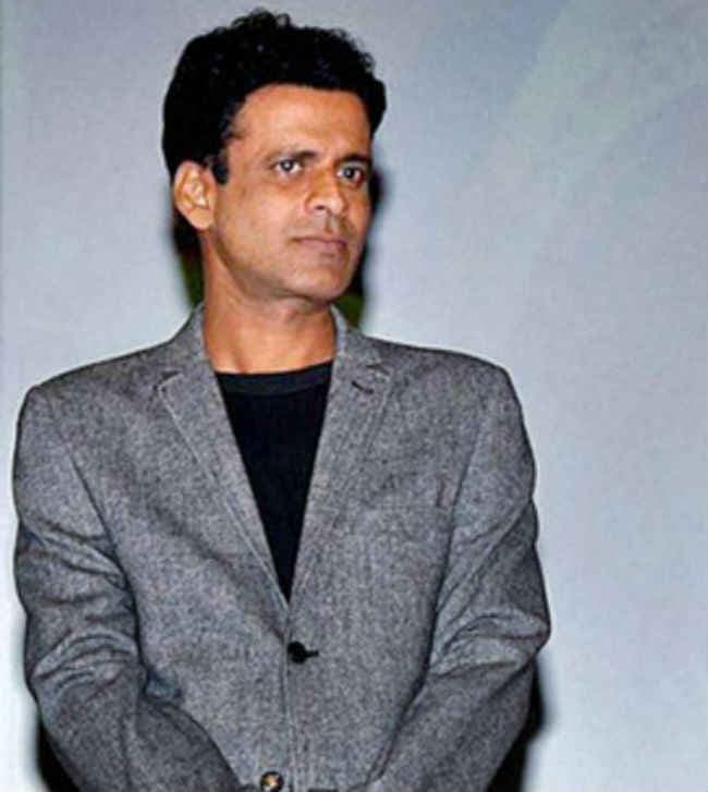 ट्रैफिक हवलदार बनकर सड़कों पर नजर आये मनोज बाजपेयी, देखें तसवीर