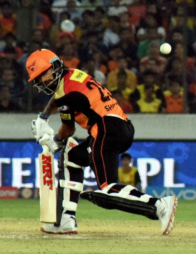 IPL : शिखर धवन का बल्ला चला, सनराइजर्स ने गुजरात लायंस को 5 विकेट से हराया