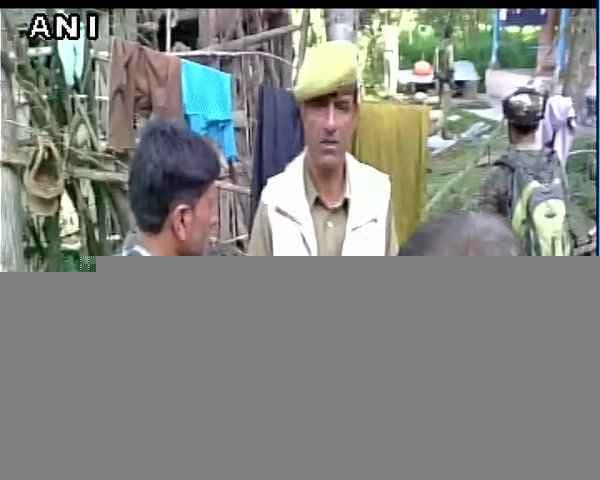 श्रीनगर : पुलिस की राइफलें लेकर भागे आतंकी