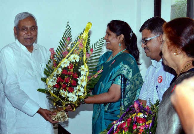 महाराष्ट्र से आयी महिलाओं ने नीतीश को शराबबंदी कार्यक्रम में आने का दिया आमंत्रण