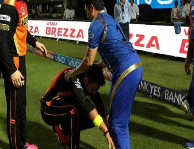 युवराज ने फिर छुए सचिन के पैर, फोटो वायरल