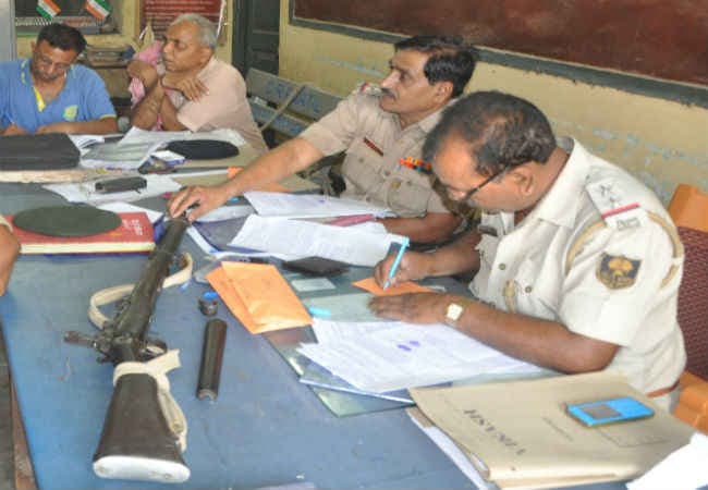 स्टेशन पर राइफल गिरी, कुछ ही समय पहले भाजपा प्रवक्ता शाहनवाज हुए थे रवाना