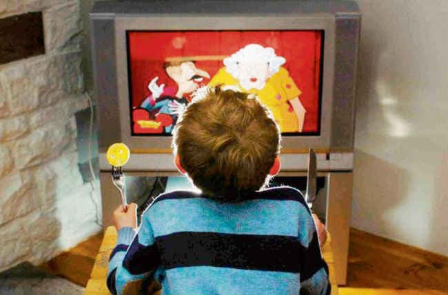 बच्चे को न लग जाये कार्टून देखने की लत