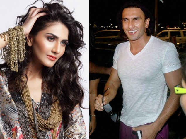 दूसरे पोस्‍टर में भी एकदूसरे को किस करते नजर आये रणवीर-वाणी