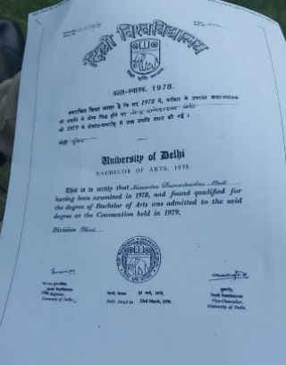 भाजपा ने दिखायी मोदी की डिग्रियां, ''आप'' ने कहा-फरजी