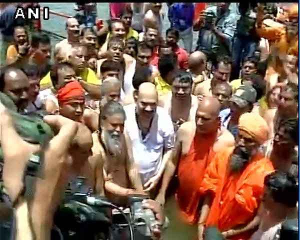 सिंहस्थ कुंभ: अमित शाह ने क्षिप्रा में लगाई डुबकी