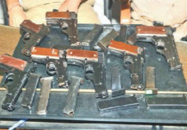 बिहार : मुंगेर में नौ पिस्टल के साथ 3 तस्कर गिरफ्तार