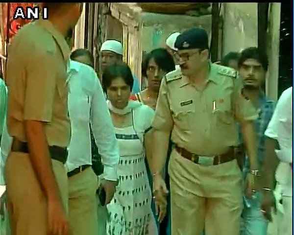 अचानक आज सुबह हाजी अली पहुंचीं तृप्ति देसाई, माथा टेका