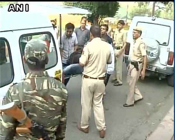 दिल्ली : विजय चौक के पास लटका मिला युवक का शव