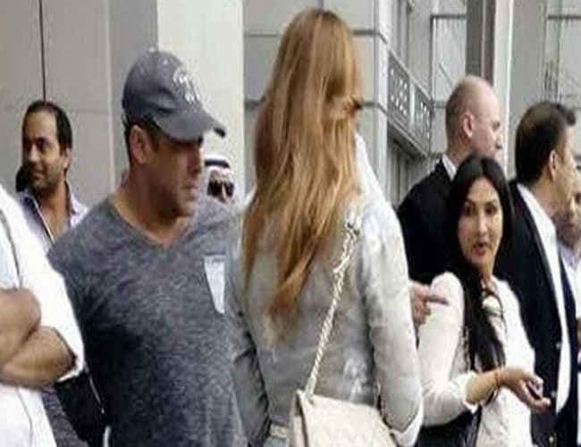 लूलिया संग शादी रचायेंगे सलमान, एयरपोर्ट पर मां के साथ दिखे दोनों