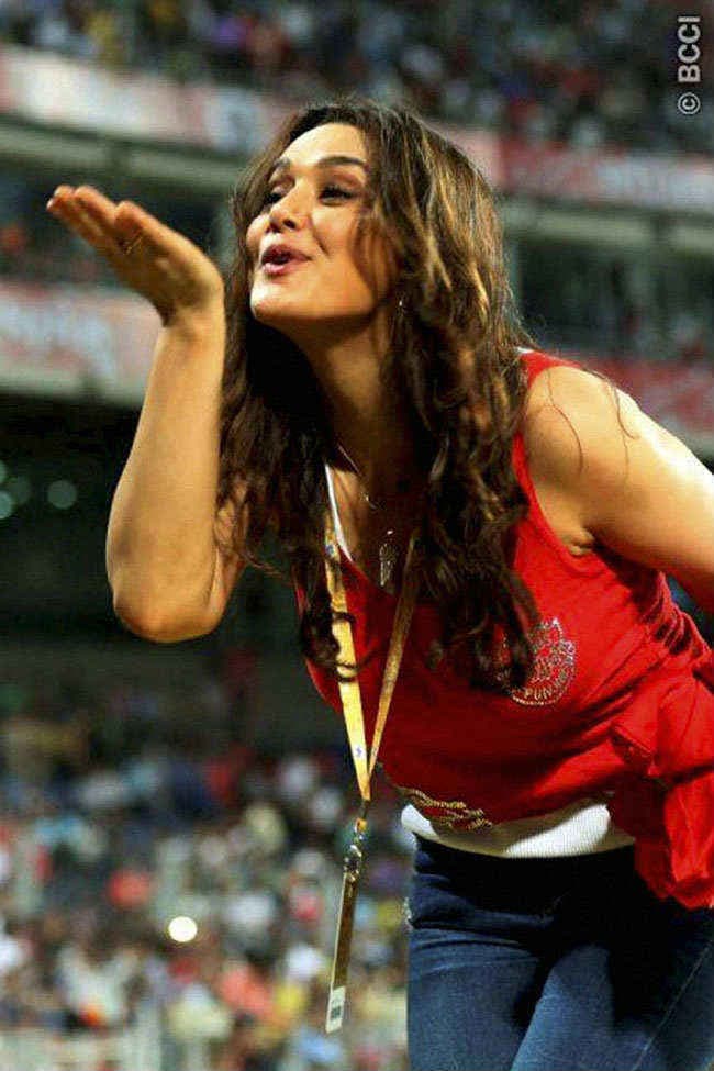 प्रीति जिंटा ने KXIP के कोच संजय बांगड़ के साथ गाली-गलौज की?