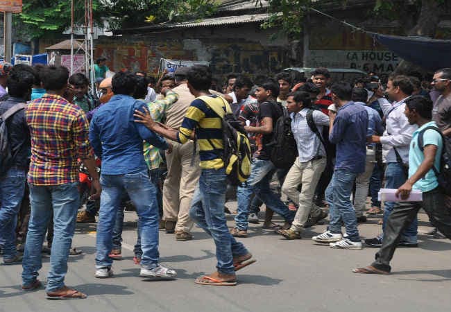 बिहार : इंटर साइंस रिजल्ट में गड़बड़ी को लेकर दूसरे दिन भी छात्रों का हंगामा, लाठीचार्ज