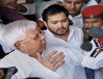 तेजस्वी पलटे, बचाव में लालू, गया की तुलना की थी पठानकोट से