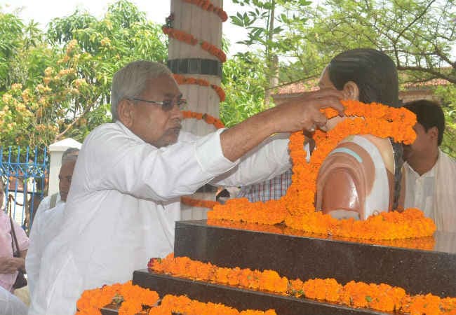 मुख्यमंत्री नीतीश ने अपनी पत्नी मंजू सिन्हा को श्रद्धांजलि अर्पित की