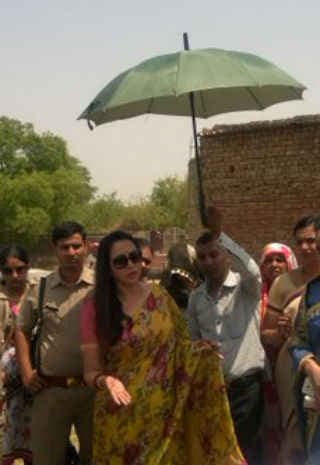 मथुरा में हेमा मालिनी का पुतला दहन, जानें क्यों...