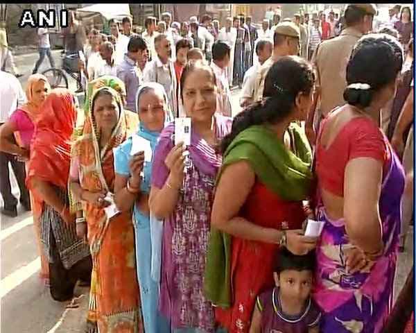 एमसीडी उपचुनाव के लिए मतदान जारी AAP-BJP में कांटे की टक्कर