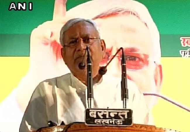 बिहार की शराबबंदी को नीतीश कुमार ने बनाया उत्तरप्रदेश में मुद्दा, अखिलेश को दी सलाह तो भड़की सपा