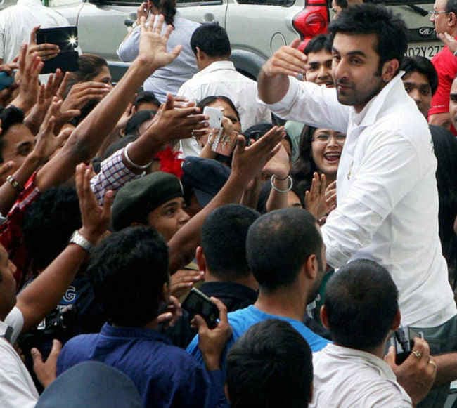 VIDEO: रणबीर कपूर ने खरीदा नया फ्लैट, कीमत सुन चौंक जायेंगे आप!