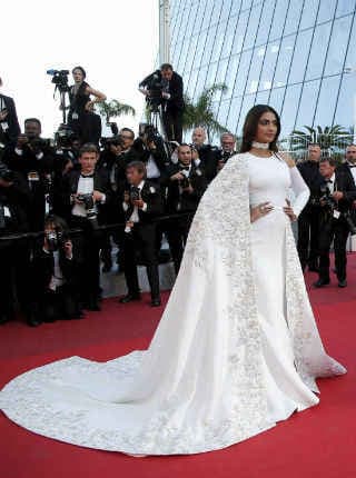 कान फिल्‍म फेस्टिवल के रेड कारपेट पर सोनम कपूर, देखें वीडियो