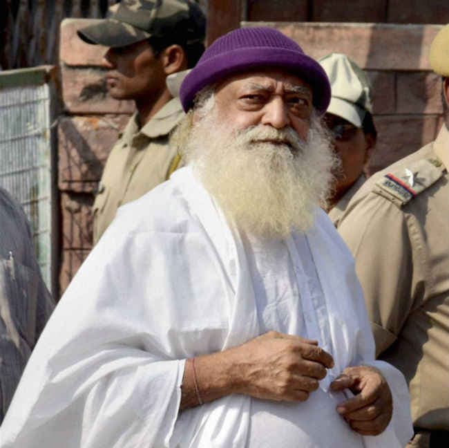 आसाराम के समर्थकों का उत्पात, 6 गाडियां तोड़ी, 7 पुलिसकर्मी घायल