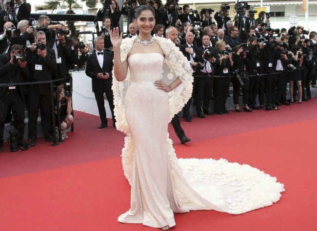 कान फिल्‍म फेस्टिवल में सोनम कपूर ने फिर पहना राल्फ एंड रुसो का गाउन